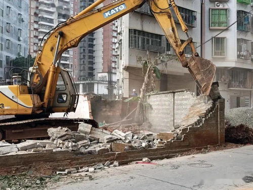 雷州市聯(lián)合執(zhí)法拆除長寧西路建設(shè)障礙物，打通城市“斷頭路”