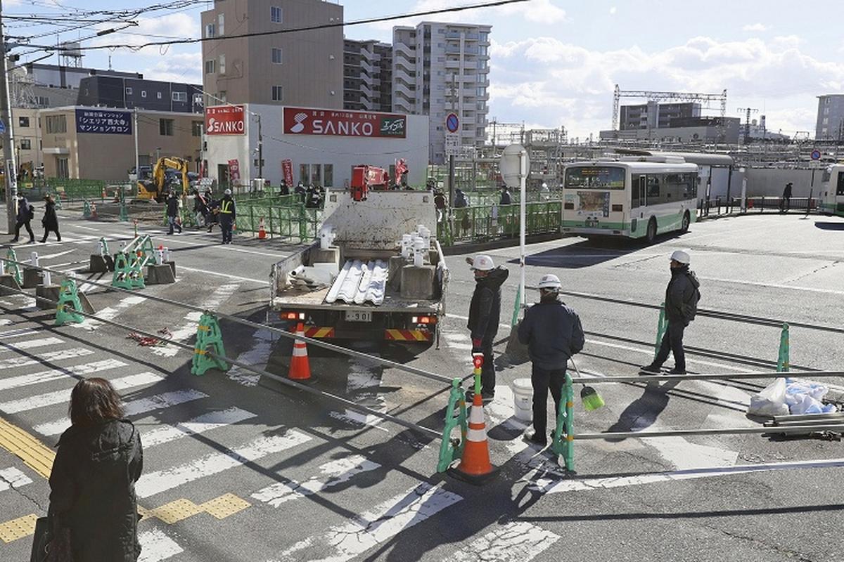 安倍遇刺現(xiàn)場道路改造 建筑工人拆除事發(fā)地建筑物，歷史與記憶的交織