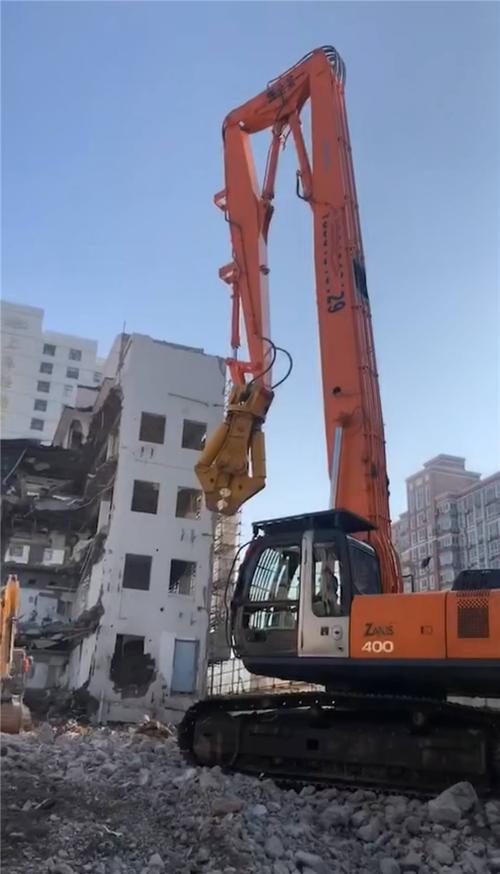 拆樓機在高層建筑拆除作業中的哪些優點發揮